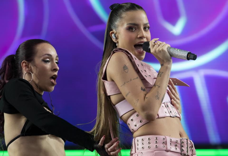 La cantante argentina Emilia Mernes durante su concierto en el Coca-Cola Flow Fest de la Ciudad de México el domingo 26 de noviembre de 2023. (Foto AP/Alejandro Godínez)