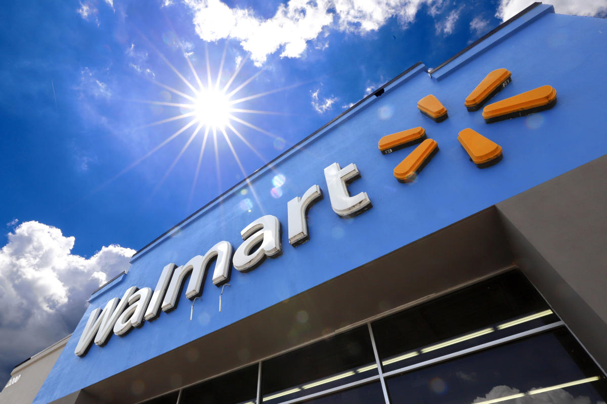 Walmart aumenta el salario inicial.  Rediseña las recompensas para los gerentes de tienda.