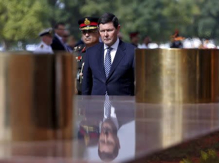 Australia's Defence Minister Kevin Andrews pays his respects at the India Gate war memorial in New Delhi, September 2, 2015. REUTERS/Anindito Mukherjee