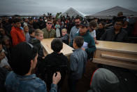 Familiares en el funeral de Rhonita Maria Miller y sus hijos este viernes 8 de noviembre (Photo by Manuel Velasquez/Getty Images)