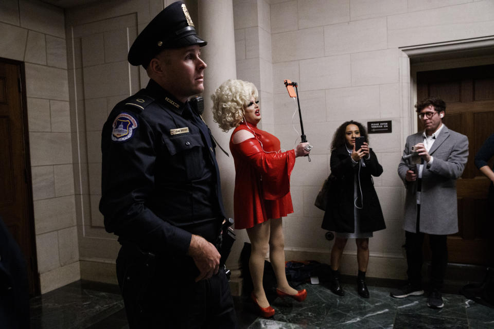 Pissi Myles realizó una transmisión en vivo en redes sociales durante su presencia en el Capitolio el día de la apertura de las sesiones públicas del proceso de destitución presidencial. (AP Photo/Jacquelyn Martin)