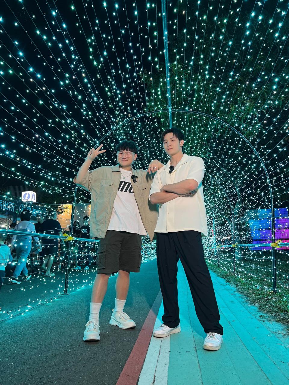 ▲「IT BOYZ」成員鄭豐毅 (左)、陳彥廷直播第一站來到科技感十足的「光點漫遊」。