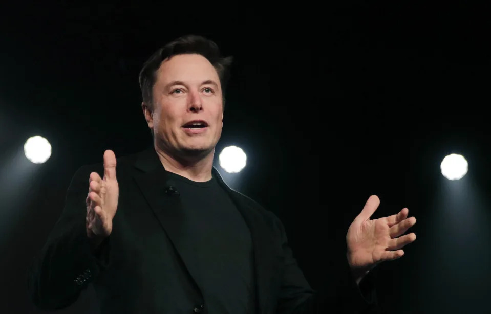 ARCHIVO - El director general de Tesla, Elon Musk, habla antes de develar el Modelo Y el 14 de marzo de 2019, en el estudio de diseño de Tesla, en Hawthorne, California. (AP Foto/Jae C. Hong, archivo)