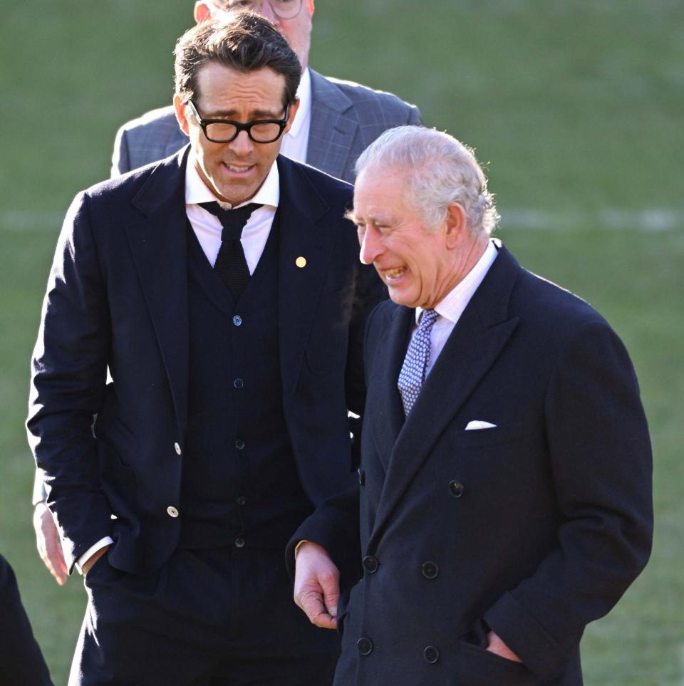 Reynolds chats to the King on the pitch - Karwai Tang