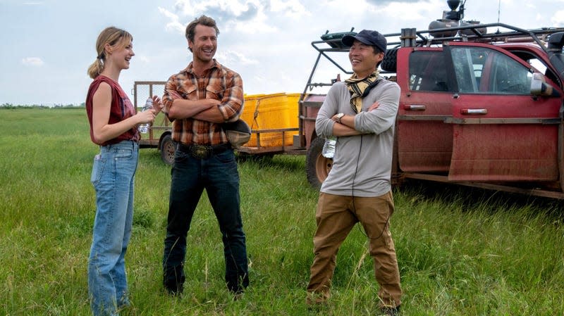 Daisy Edgar-Jones, Glen Powell, and director Lee Isaac Chung on location filming Twisters. - Photo: Melinda Sue Gordon/Universal Pictures