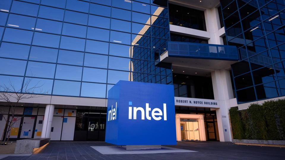 Intel confirme qu'il licenciera 15 % de ses employés, ce qui affectera 15 000 salariés