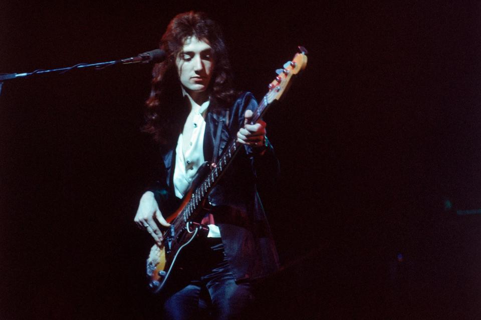 Dank des Oscar-prämierten Biopics "Bohemian Rhapsody" sind Queen wieder in aller Munde. Doch bei den öffentlichen Auftritten fehlt nicht nur der verstorbene Freddie Mercury, sondern seit 1997 auch er: Bassist John Deacon (Bild) hat sich zurückgezogen und überlässt die Weiterführung des Queen-Erbes seinen Bandkollegen Brian May und Roger Taylor. Dass diese weiterhin mit wechselnden Sängern auftreten, schmeckt Deacon dem Vernehmen nach nicht besonders. (Bild: Universal Music)