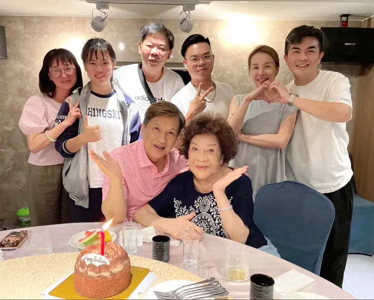 李朝永（前排左）昨晚在阿姑以及兒子兒媳陪伴下歡度75歲生日。李朝永提供