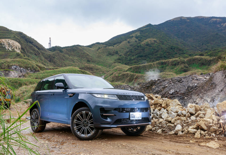 在LAND ROVER最自豪的越野能力方面，第三代Range Rover Sport同樣搭載最先進的 Terrain Response® 2 進階全地形反應系統與 ATPC 全地形行進控制系統，前者提供包含泥濘、攀岩、涉水等多達 8 種的全地形行車模式選擇。