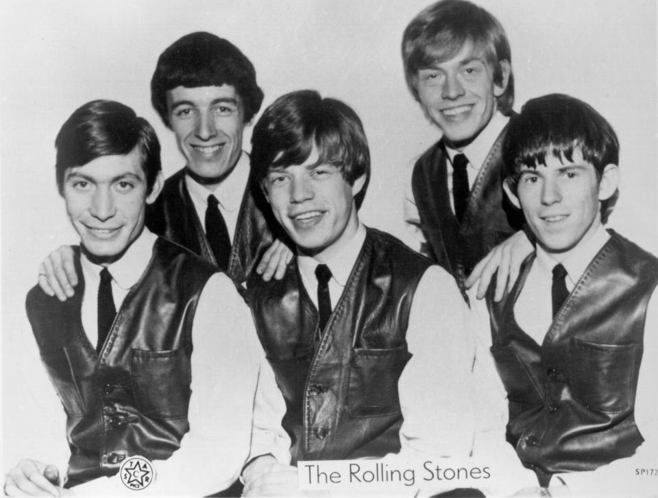 LONDON - CIRCA 1962: Rock and roll band 'The Rolling Stones' pose for a very early portrait circa 1962 in London, England. (L-R)Charlie Watts, Bill Wyman, Mick Jagger, Brian Jones, Keith Richards. (Photo by Michael Ochs Archives/Getty Images) 