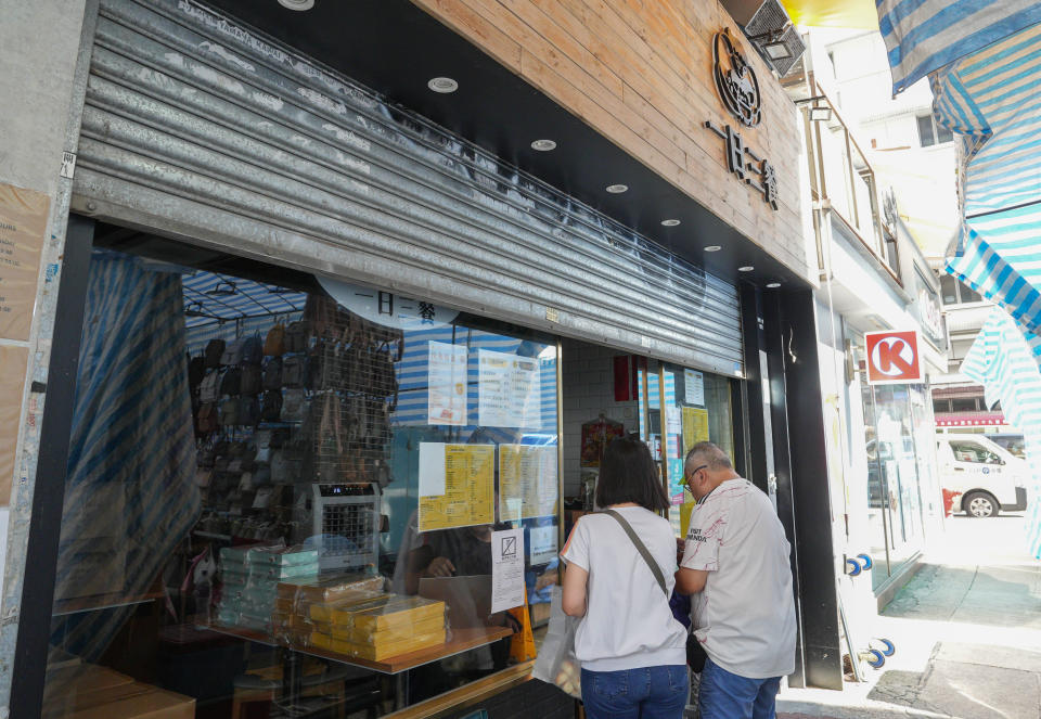 因所在大廈停電，一日三餐只能提供領取月餅服務，靠店外排檔借出拖板「借電」接駁冷風機，在沒有燈光的情況下讓顧客領取月餅。