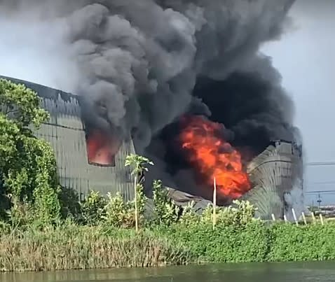 <strong>彰化縣鹿港鎮海埔里南橋巷工廠倉庫發生嚴重火警。（圖／中天新聞）</strong>