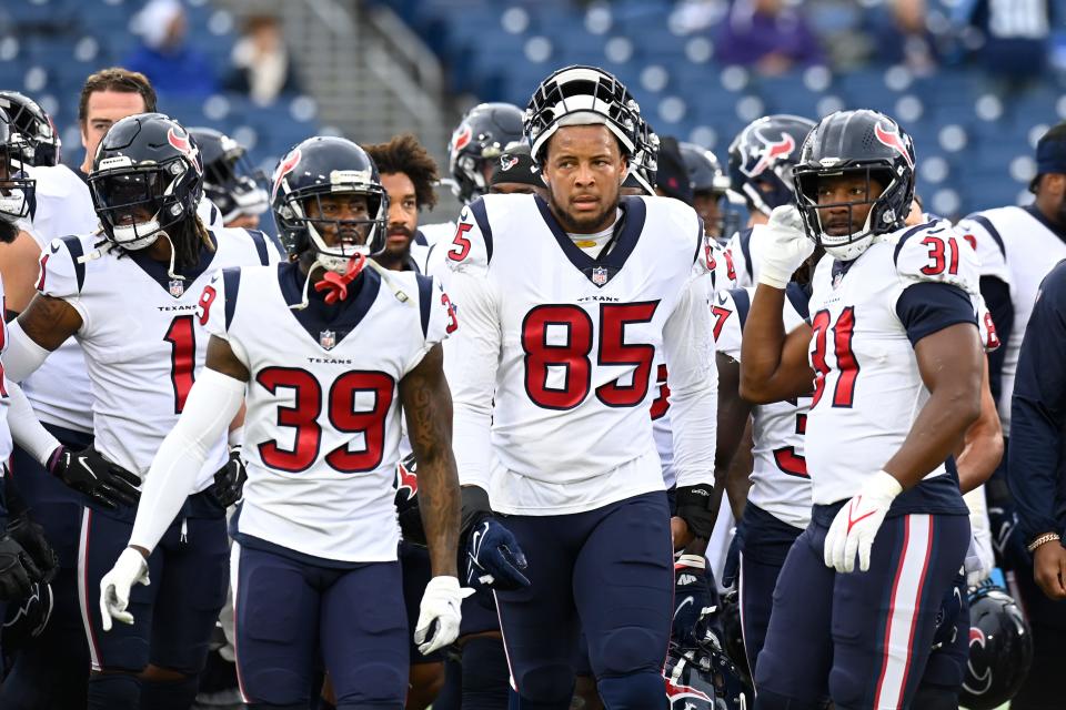 Houston Texans cornerback Terrance Mitchell (39) and tight end Pharaoh Brown (85) warm up prior to the Texans' 22-13 win over the Tennessee Titans on Sunday in Nashville, Tenn.