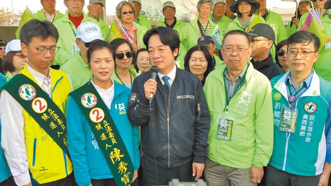 賴清德（中）至鹿港鎮為立委候選人陳秀寶（左二）輔選，這是他第四度來為陳秀寶站台，陪同車隊掃街拜票。（謝瓊雲攝）