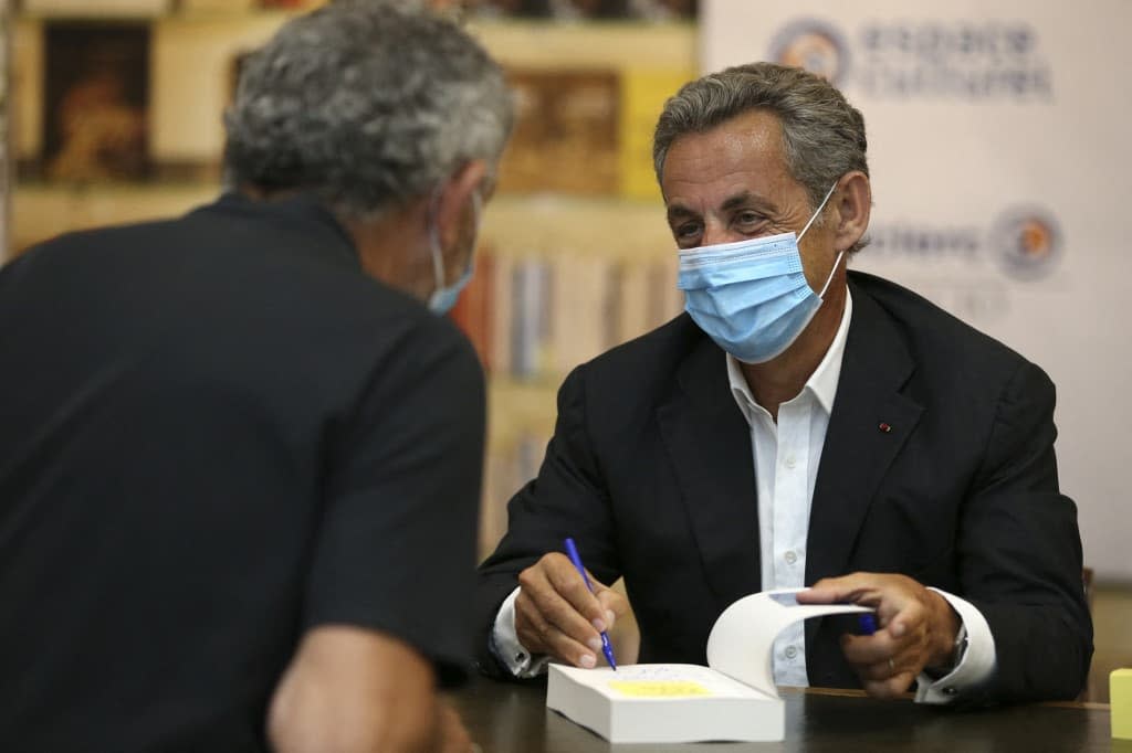 Nicolas Sarkozy en train de signer son livre 