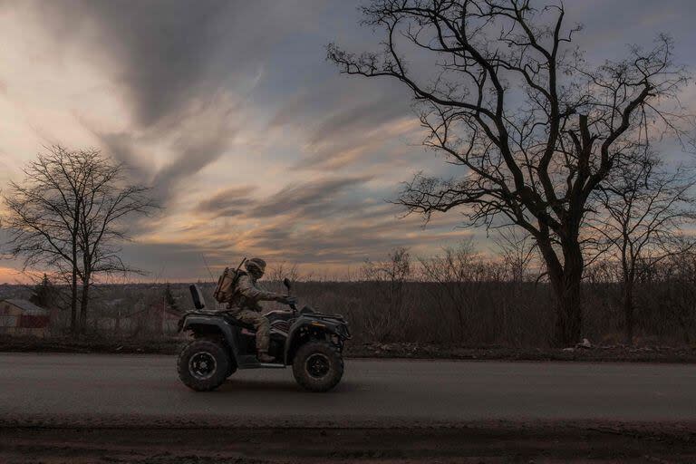 Un miembro del servicio ucraniano conduce un cuatriciclo en una carretera que conduce a la ciudad de Chasiv Yar, en la región de Donetsk, el 30 de marzo de 2024.