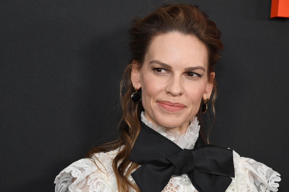 <p>C'est pendant une interview à la radio pour KCRW qu'Hilary Swank a reçu de lourdes critiques sur son physique. Son interlocutrice lui a demandé, but en blanc, si le fait de ne pas être "une jolie fille" rendait son travail plus difficile. Mais l'actrice a refusé de se laisser démonter, affirmant qu'elle interprétait de toutes façons "des êtres vivants qui ont aussi leurs défauts". (Photo by ROBYN BECK/AFP via Getty Images)</p> 