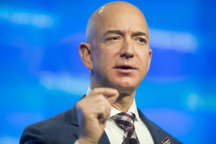 Auch Amazon-Chef Jeff Bezos kann auf ein weiteres Erfolgsjahr zurückblicken (Bild: dpa)