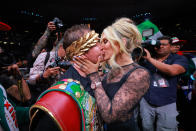 <p>Saúl 'Canelo' Alvarez celebra su triunfo con un beso con su esposa Fernanda Gómez en el Estadio Arkon de Guadalajara tras la pelea con John Ryder (Foto: Hector Vivas/Getty Images)</p> 