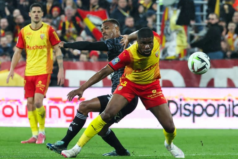 Kevin Danso, le défenseur international autrichien du RC Lens, devant l'attaquant béninois de Brest Steve Mounie lors du match de L1 entre les deux équipes le 9 mars 2024 au stade Bollaert à Lens (FRANCOIS LO PRESTI)