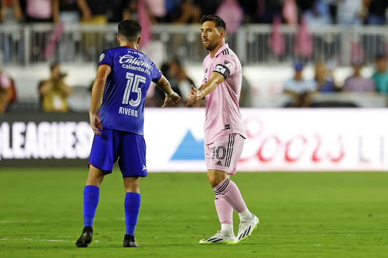 Lionel Messi se saluda con Ignacio Rivero, a poco de ingresar al campo.