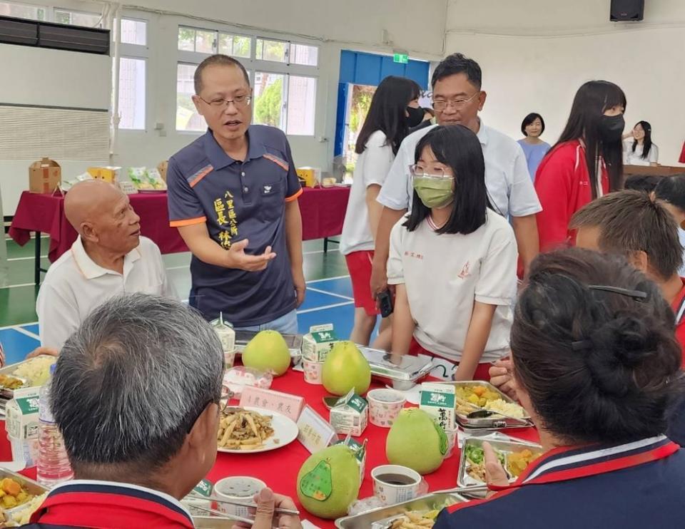 《圖說》八里區長林俊宏向來賓說明綠竹筍的採收過程及烹煮美食的作法。〈<a class="link " href="https://tw.news.yahoo.com/tag/八里區公所" data-i13n="sec:content-canvas;subsec:anchor_text;elm:context_link" data-ylk="slk:八里區公所;sec:content-canvas;subsec:anchor_text;elm:context_link;itc:0">八里區公所</a>提供〉