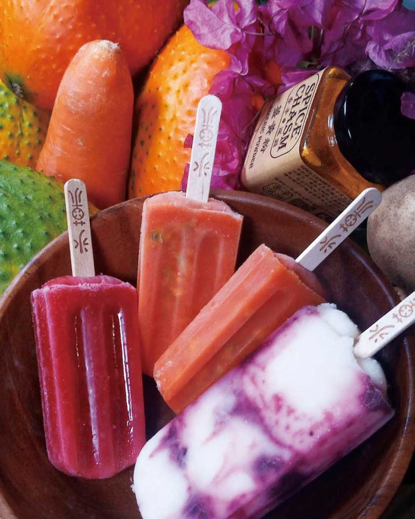 色彩繽紛的手工冰棒，充滿天然的香氣。由左到右為洛神、木鱉果、藍莓優格口味。（圖／翻攝自冰菓手作冰棒臉書）