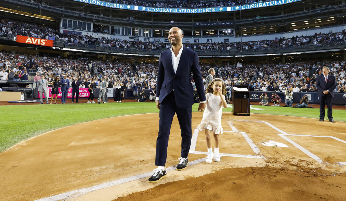 Derek Jeter gets manicure from his daughters