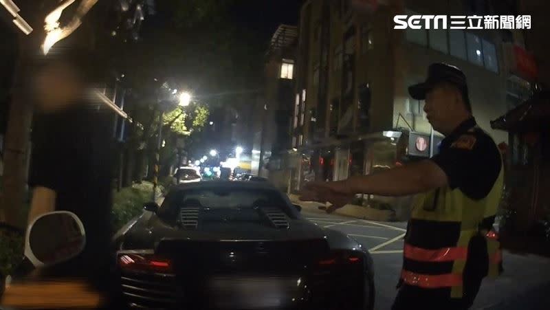 北市李男酒後駕駛奧迪R8超跑遭警方攔下盤查。（圖／翻攝畫面）