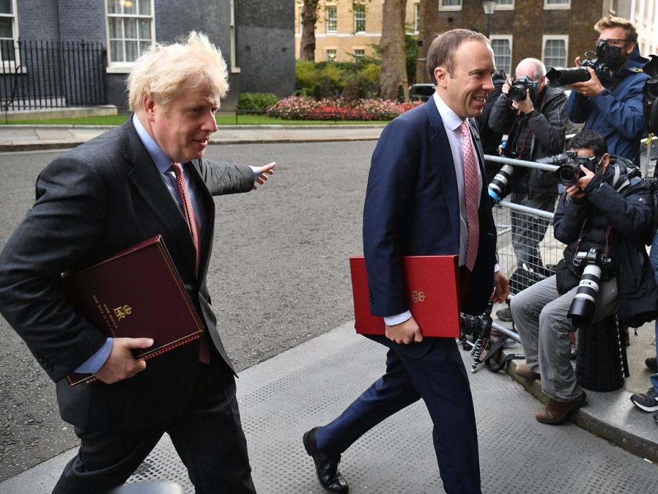 Boris Johnson y Matt Hancock fotografiados cerca de Downing Street en septiembre de 2020 (Getty Images)