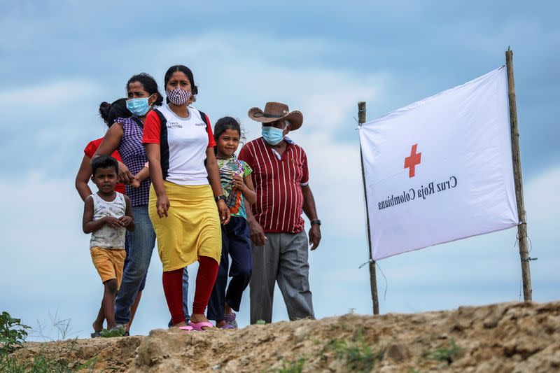 FILE PHOTO: Venezuelan refugees walk to a school where a temporary shelter has been set up, to receive medical assistance and humanitarian aid from the Colombian Red Cross, in Arauquita, Colombia