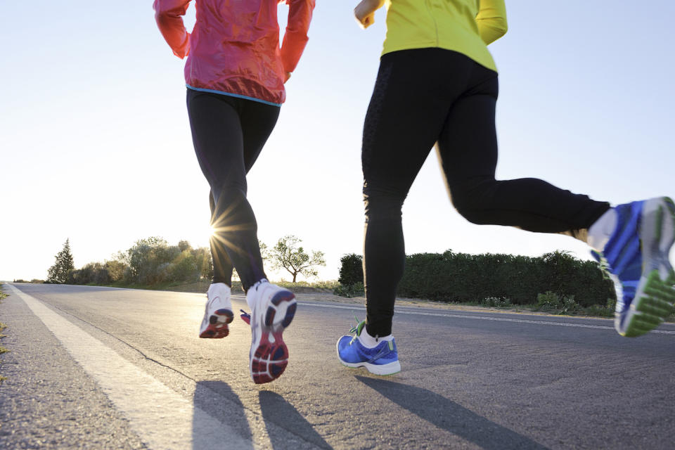 Joggen im Sommer? Besser morgens und mittags als am aufgeheizten Abend. (Bild: Getty Images)