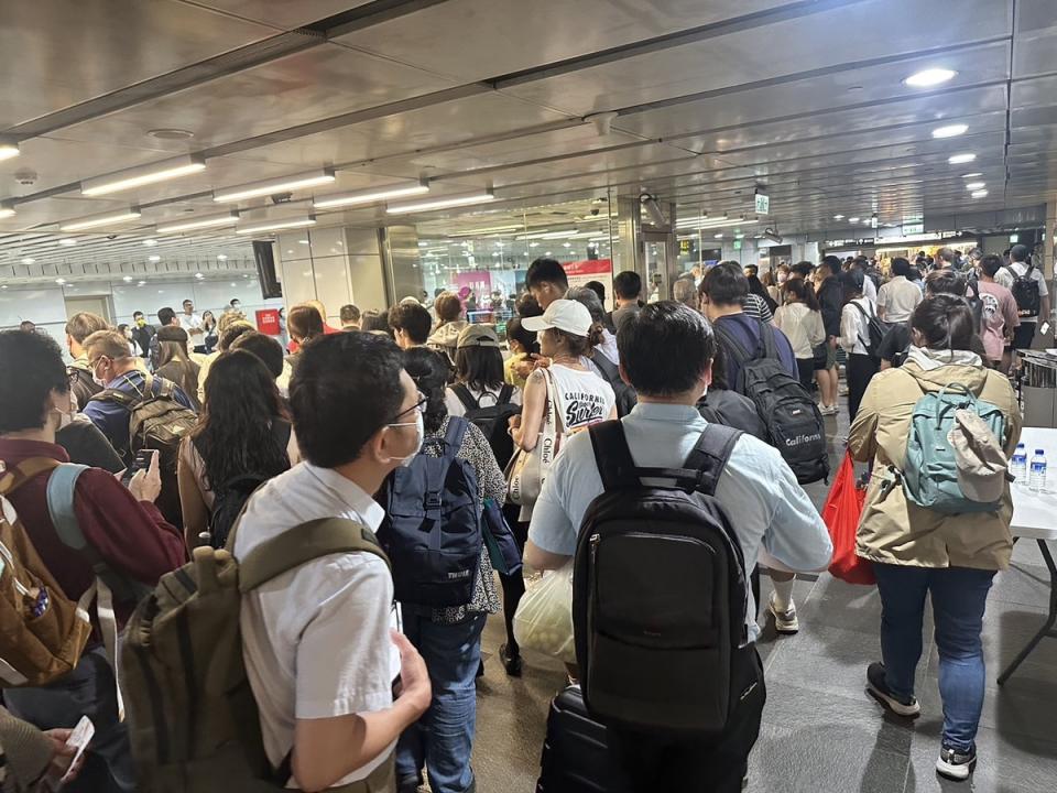 台灣高鐵5日下午發生電力系統跳電，導致號誌異常。月台上擠滿等不到車的旅客。   圖：民眾提供
