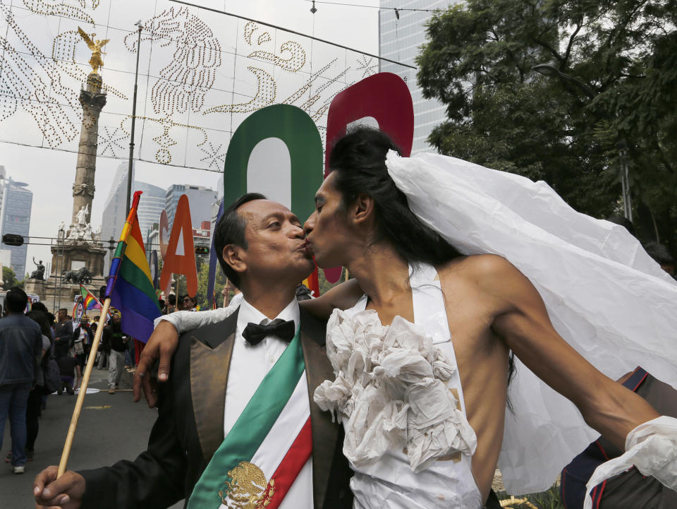 ARCHIVO - En esta foto de archivo del 24 de septiembre de 2016, dos manifestantes vestidos como novio y novia marchan contra la homofobia en Ciudad de México. (AP Foto/Marco Ugarte, Archivo)