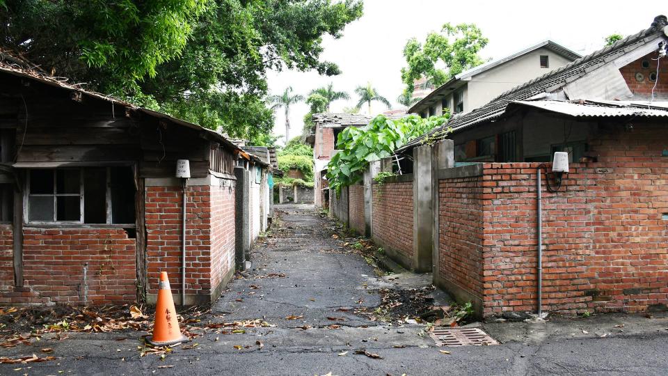 ▲台鐵舊宿舍群開放空間第二期工程將整修巷道與牆面美化暨照明設備。（記者林明佑翻攝）