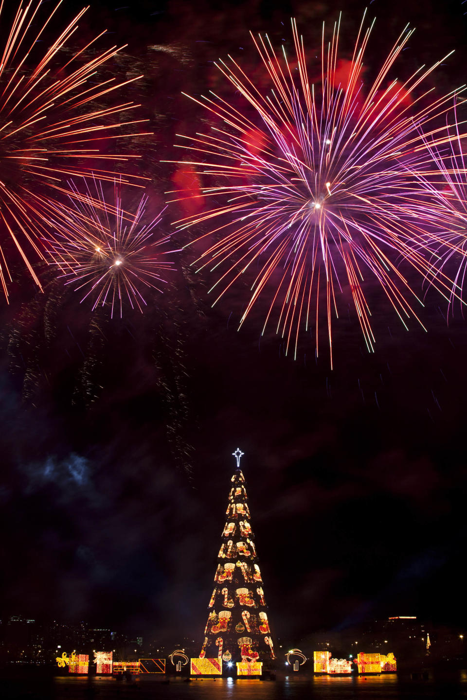 Aspecto de la inauguración del árbol de Navidad de Rio de Janeiro. La estructura de 85 metros de alto flota sobre el lago Rodrigo de Freitas de la ciudad. AP Photo/Felipe Dana