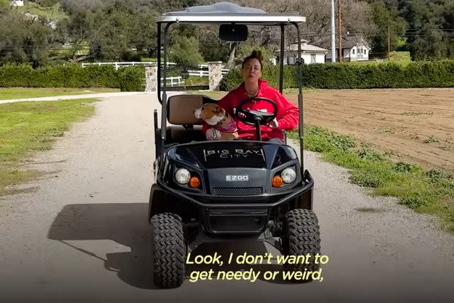 <p>The Dodo</p> Peaches and Cuoco riding in a golf cart