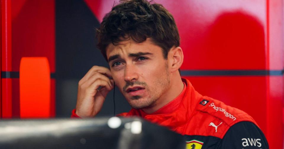 Charles Leclerc si aggiusta l'auricolare.  Montreal, giugno 2022. Credito: Alamy