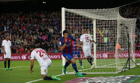 Foto del miércoles del delantero del Barcelona Luis Suárez celebrando tras marcar ante el Sevilla. 5/04/2017. El Barcelona superó el miércoles 3-0 a Sevilla con una ráfaga arrolladora en el primer tiempo, en la que el uruguayo Luis Suárez anotó un golazo de chilena y el argentino Lionel Messi sumó un doblete, para quedar momentáneamente en lo más alto de la liga española de fútbol. REUTERS/Albert Gea