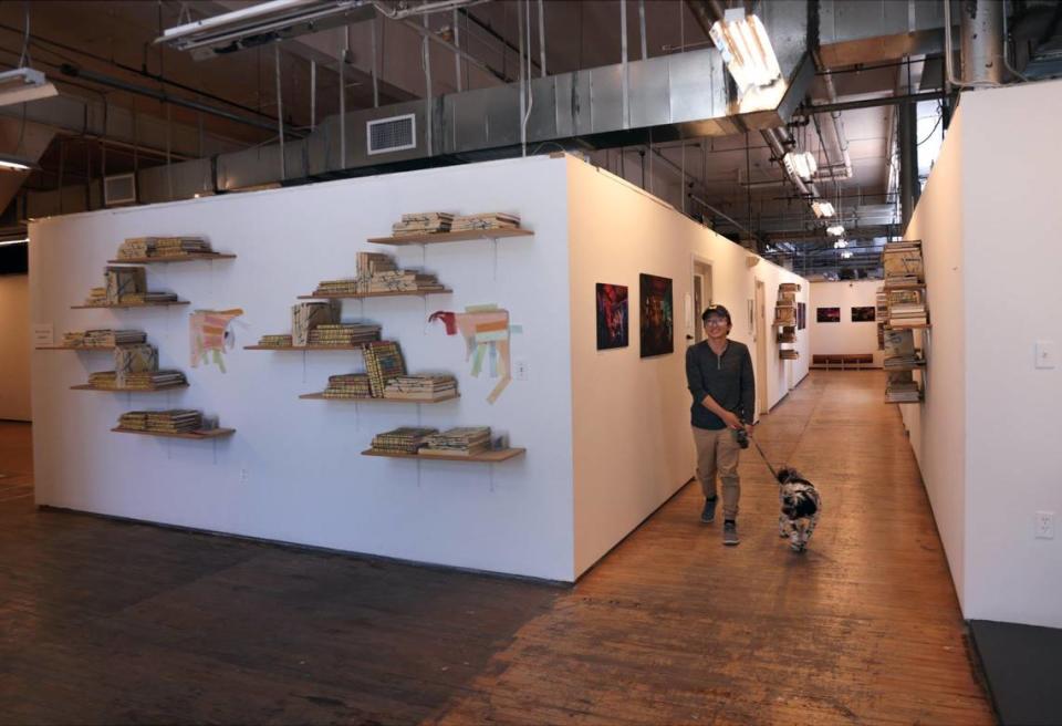 Ben Paljor Chatag, un artista contemporáneo multidisciplinar tibetano-estadounidense afincado en Miami, la FL, pasea a su perro Pema, un terrier tibetano, dentro de Bakehouse Art Complex el jueves 14 de julio de 2022.