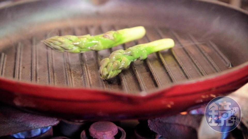 蘆筍以熱湯煮一分半後，再到煎鍋上煎香。