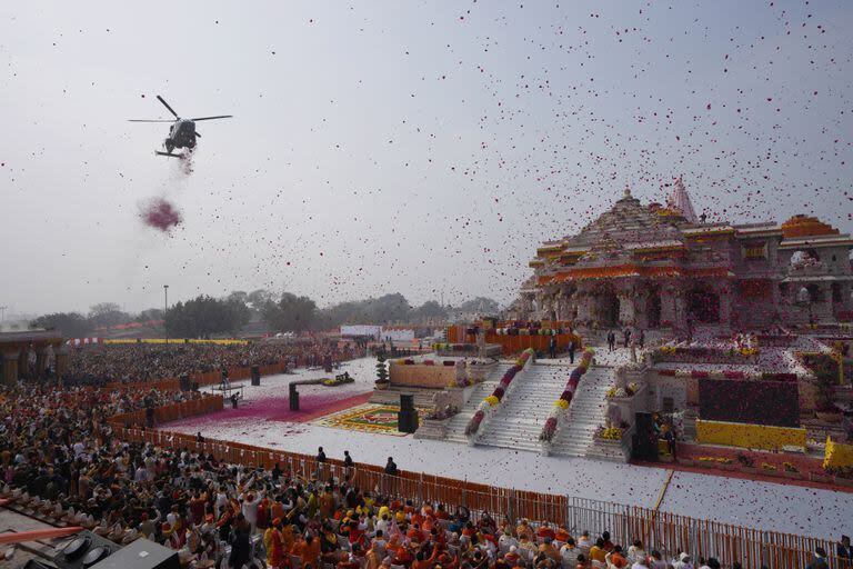 Un helicóptero de la Fuerza Aérea de la India arroja pétalos de flores durante la inauguración de un templo dedicado a Rama en Ayodhya.