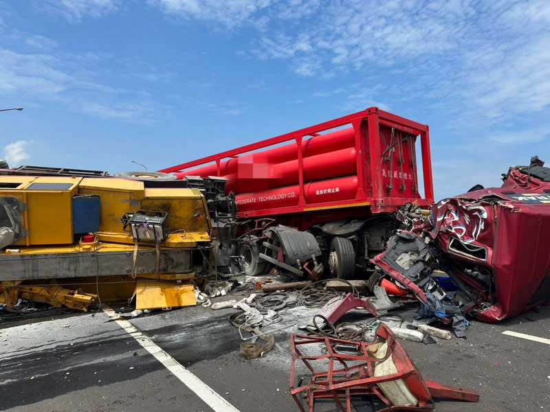 台61線西濱快速道路39.4公里處大園往草漯段今天上午10時許發生貨櫃曳引車撞大型動力機械車（吊車）事故，一度造成該路段全線封閉。（圖／桃園市警局大園分局提供）