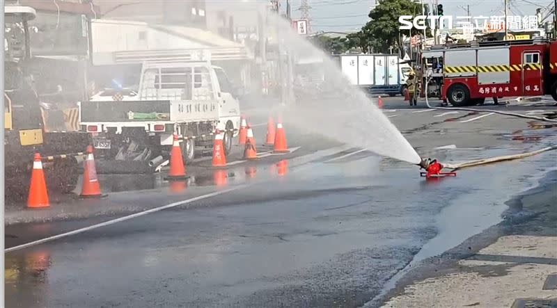 消防人員在現場架設砲塔戒備。（圖／翻攝畫面）