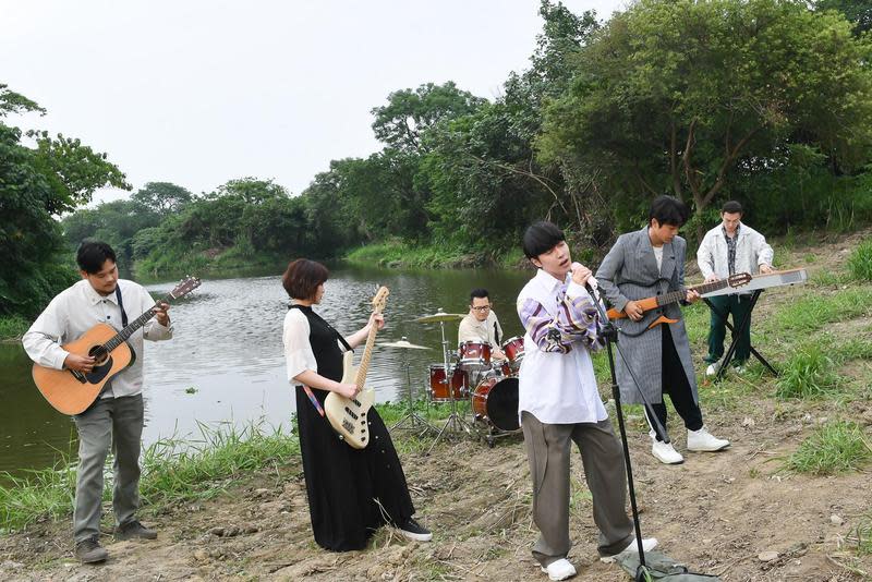 魚丁糸首張專輯《池堂怪談》預購就破7萬張，有滿滿歌迷對他們的支持。（環球提供）