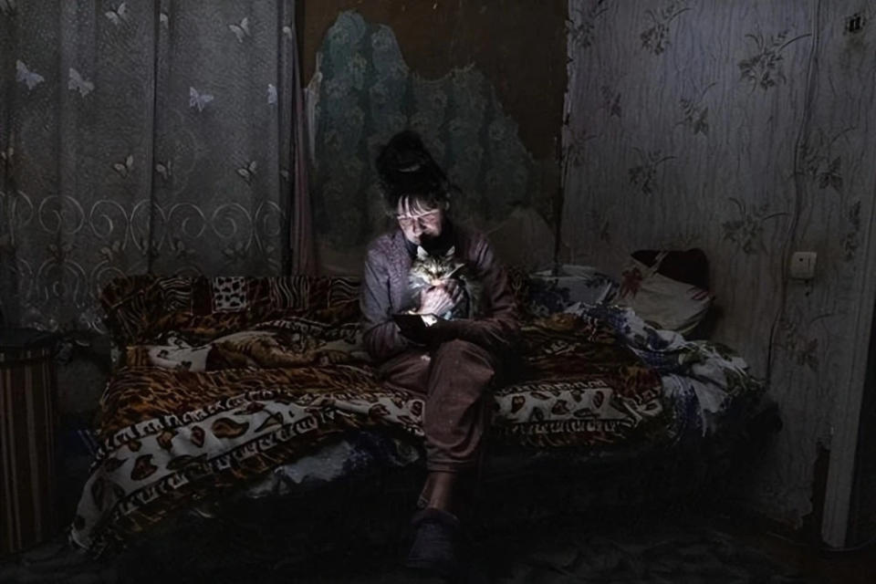烏克蘭婦女在停電的房間中度過夜晚。&nbsp;&nbsp;&nbsp;圖:翻攝自中媒「第一軍情」