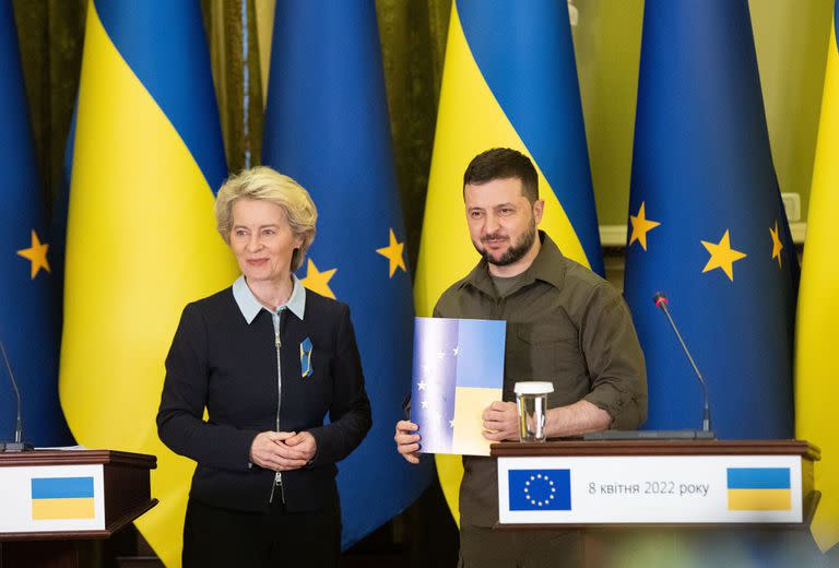 La presidenta de la Comisión Europea, Ursula von der Leyen, y el presidente de Ucrania, Volodimir Zelensky