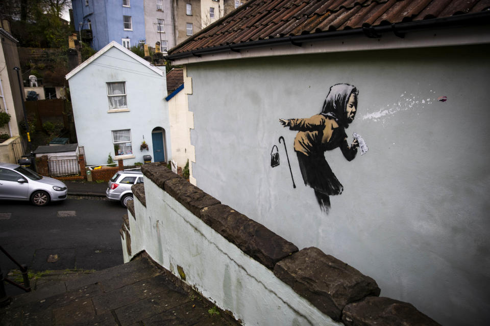 A new piece of art has appeared on the side of a house in Bristol this morning. (SWNS)