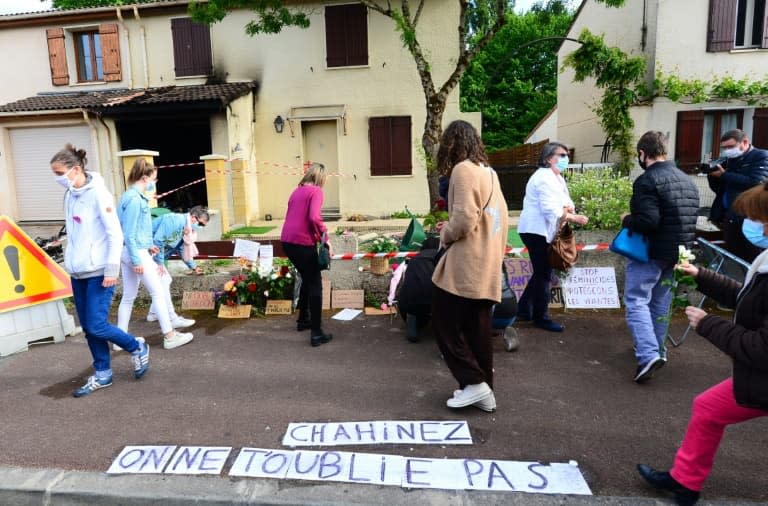 Des fleurs sont déposées le 5 mai 2021 à Mérignac, près de Bordeaux, à l'endroit où une femme de 31 ans a été brûlée vive par son mari - MEHDI FEDOUACH © 2019 AFP