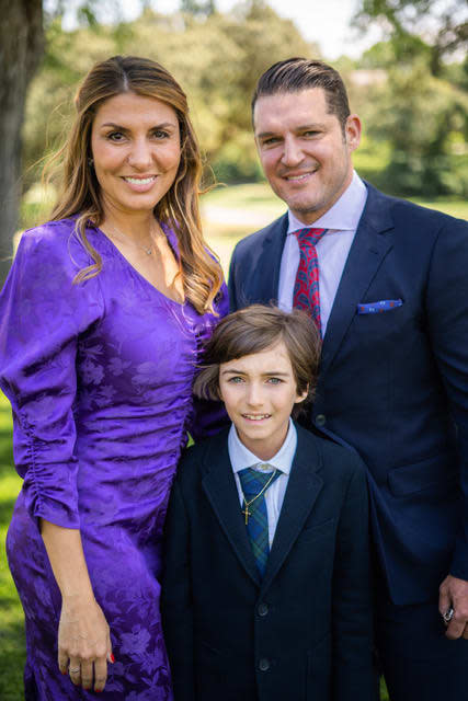 Manu Tenorio y Silvia Casas con su hijo Pedro